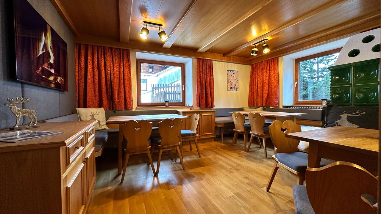 lounge, dining place, tv lounge, dining place, tv